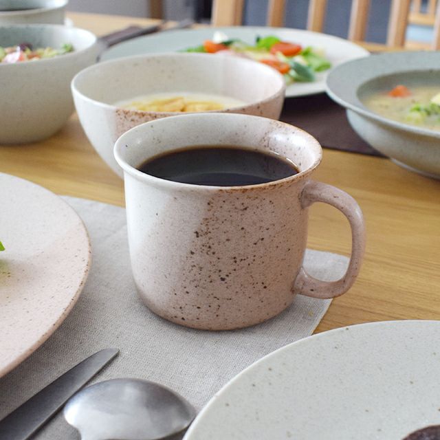 カフェ風のテーブルコーディネートやカジュアルな雰囲気を楽しめるマカロン マグ ピンク