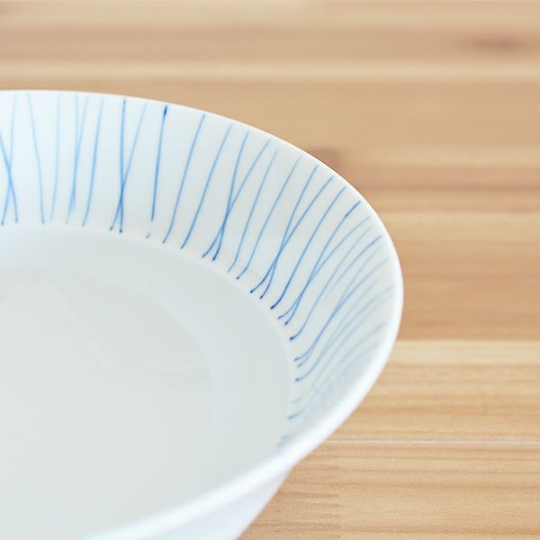 シンプルな佇まいの料理が映える多様碗斜十草粋碗 青