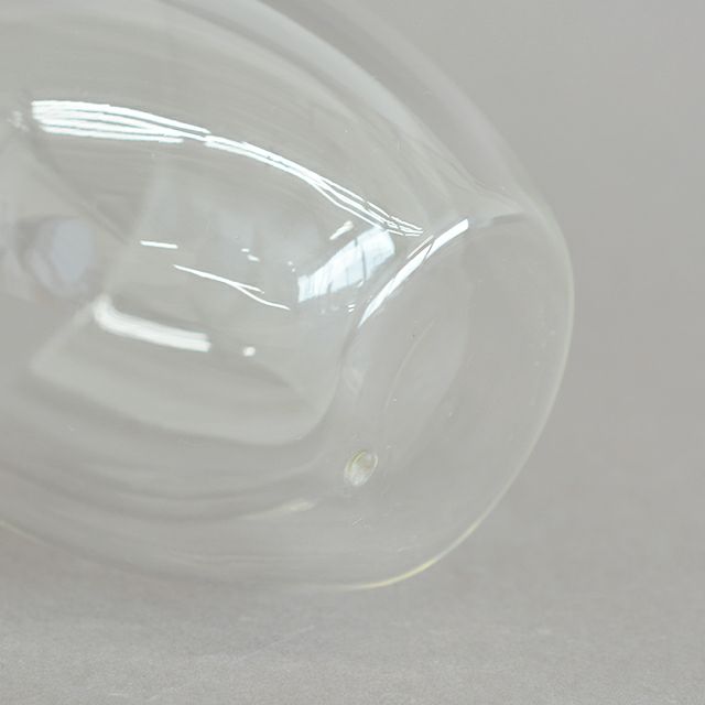 外面に熱が伝わりにくいため、熱い飲み物をお飲みの際にも安心してお持ちいただけるダブルウォール ペアマグ