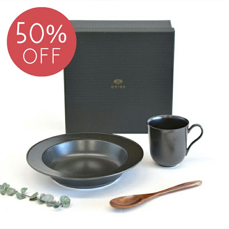 シンプルな形の黒色の食器揃です。定番のサイズ感で、積み重ねしやすく収納もコンパクトなプルービストロポタリーセット