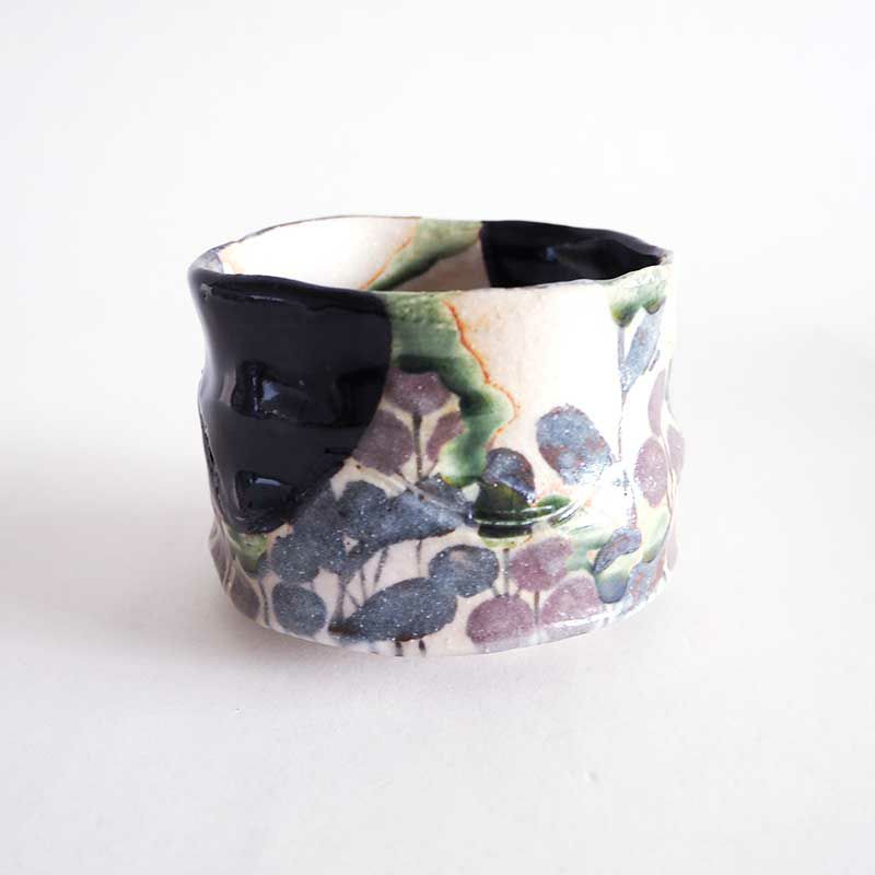 黒織部と絵柄のコントラストが美しい抹茶碗です