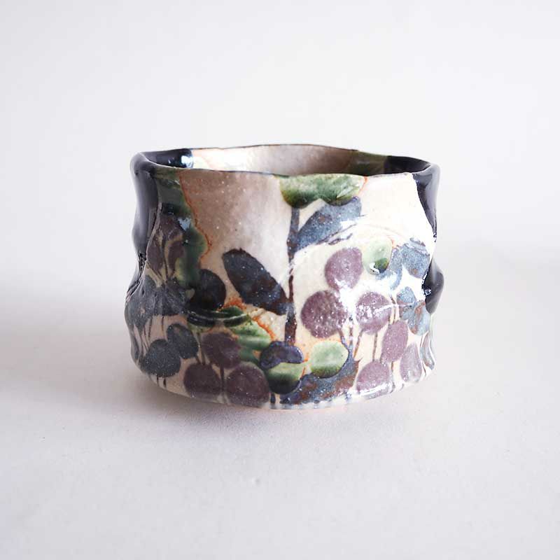 黒織部と絵柄のコントラストが美しい抹茶碗です