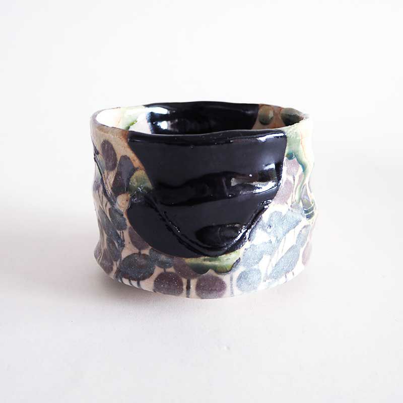 黒織部と絵柄のコントラストが美しい抹茶碗です