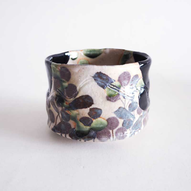 黒織部と絵柄のコントラストが美しい抹茶碗です