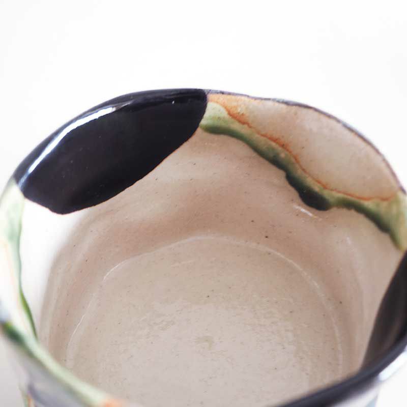 内側にかかる紋様がアクセントになっています