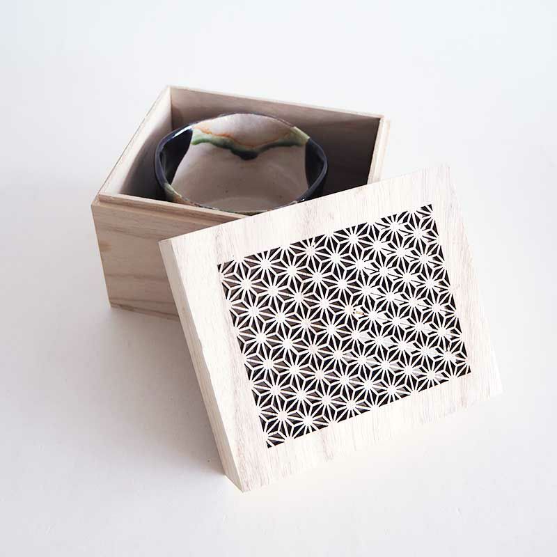 麻の葉文様の木彫り桐箱付きです