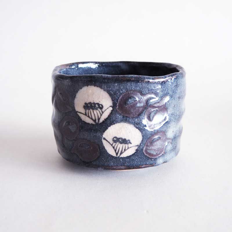 椿の花が鼠志野の風合いと馴染んでいます