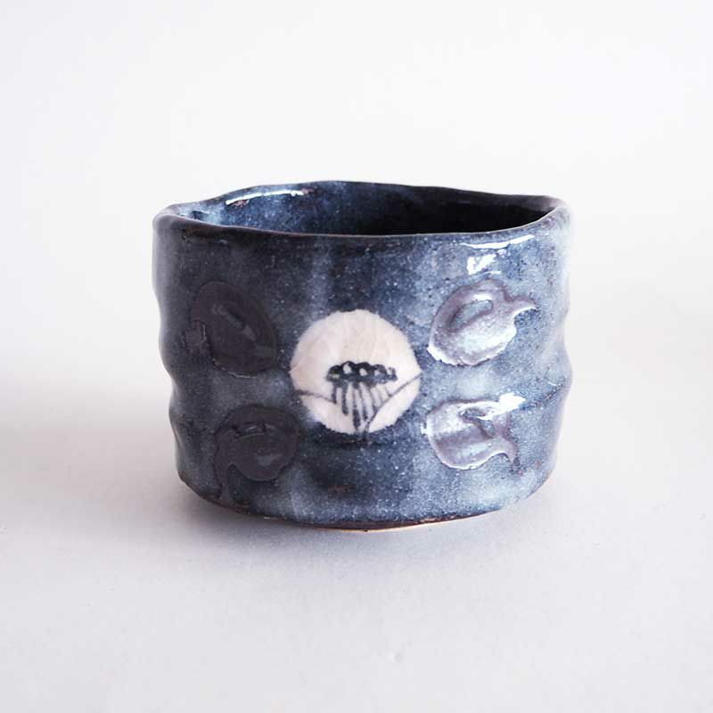 表面の所々に白釉をかけぼやけた表情が印象的です