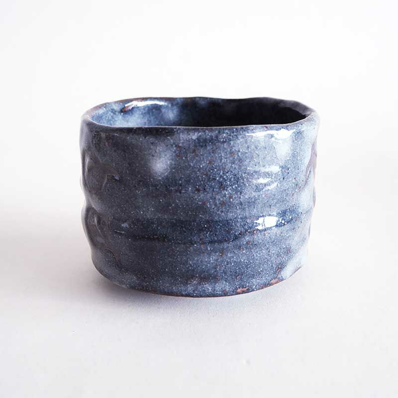 表面の所々に白釉をかけぼやけた表情が印象的です