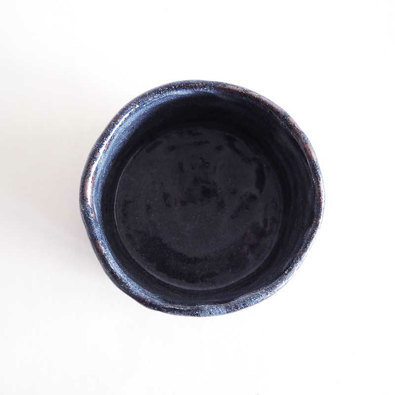 手作りの風合いを感じるやさしい形状です