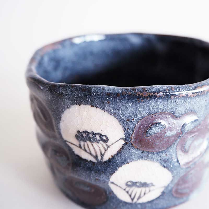 鼠志野の風合いを引き立てる絵柄です