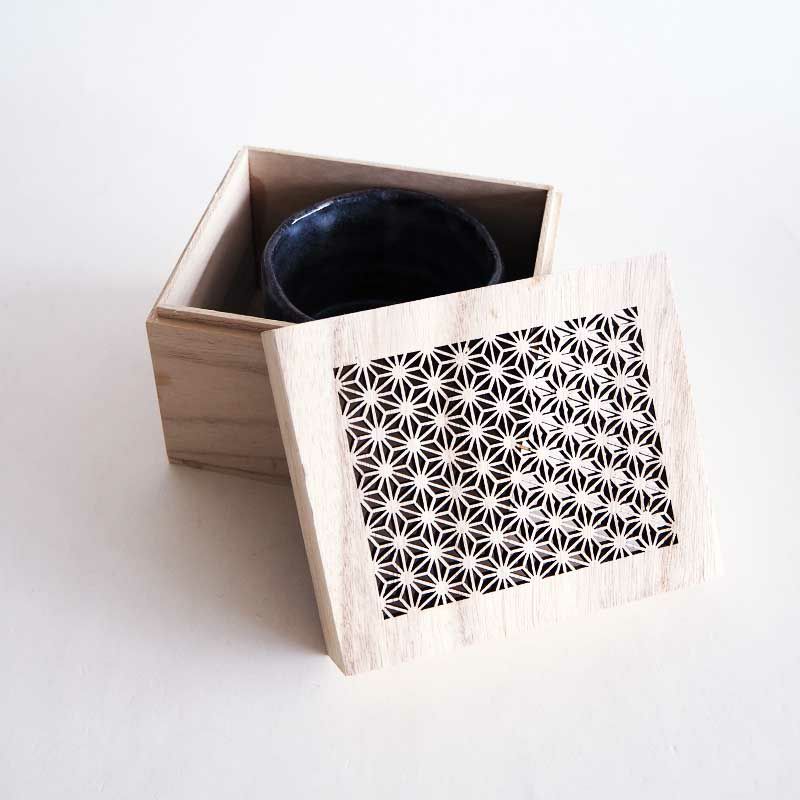 麻の葉文様の木彫り桐箱付きです