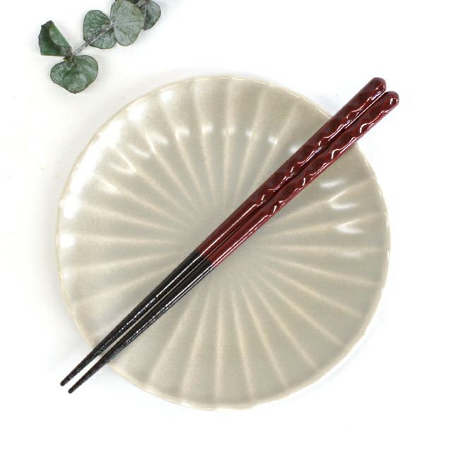 ぽこぽことまるで波打っている様なデザインの持ち手が程よい太さで持ちやすい波鎌倉箸 21cm