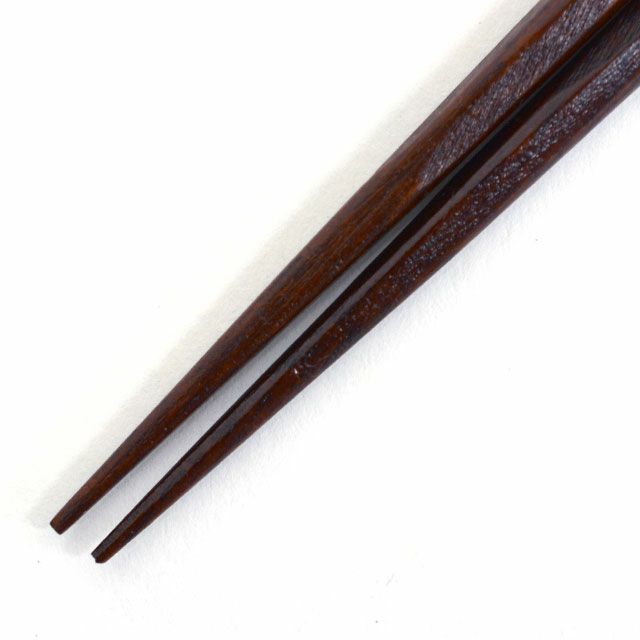 持ち手部分の削り目が手に馴染みやすく持ちやすい。箸先は細めで、つまみやすい風樹箸 栗 23.5㎝