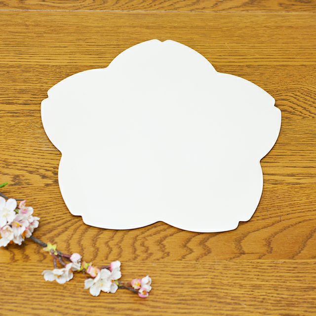 さくらの形がかわいらしく、花見の宴だけでなくおもてなしの食卓を彩るのに重宝する10.0桜両面膳 ホワイト