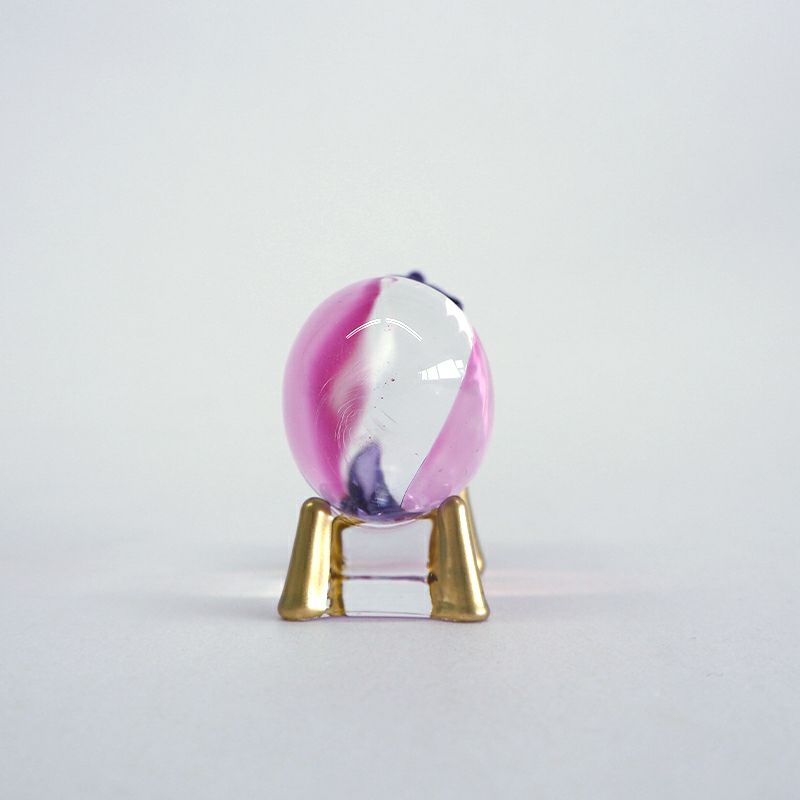 ぷっくりとしたかわいいナスの置物です