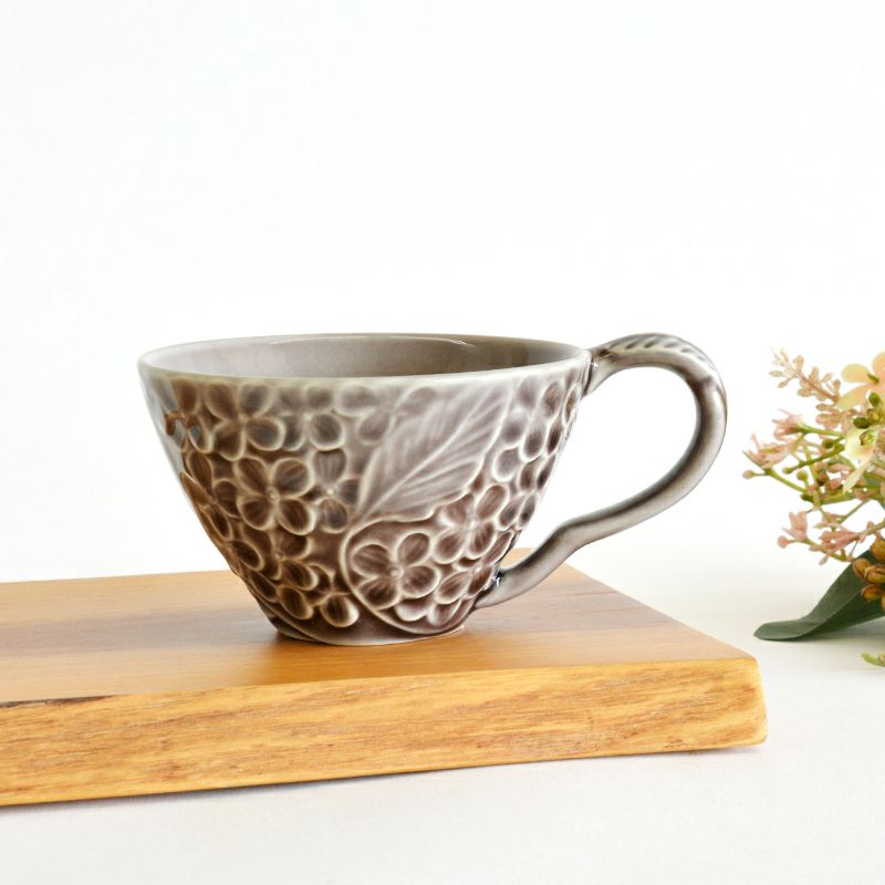 花彫りコーヒー碗 赤紫