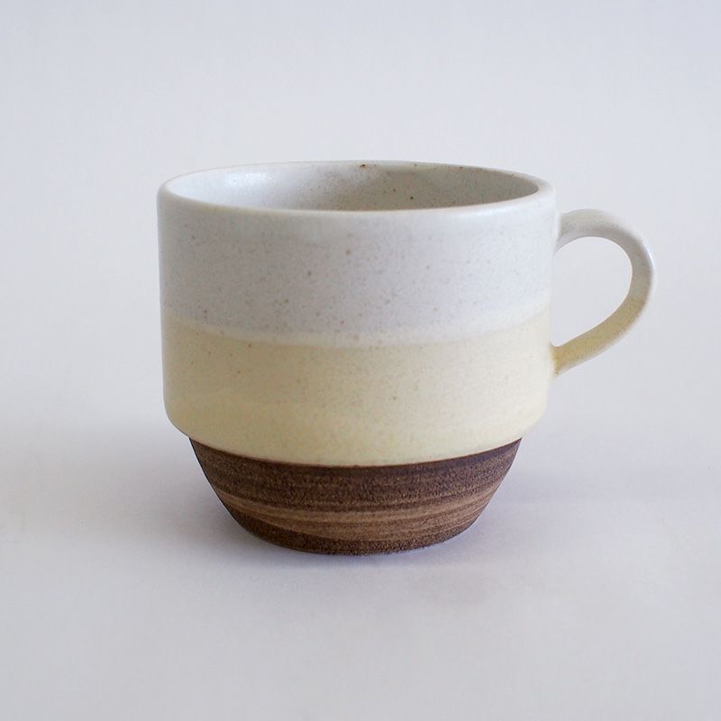 ホワイトとクリームの釉薬が掛け分けられています