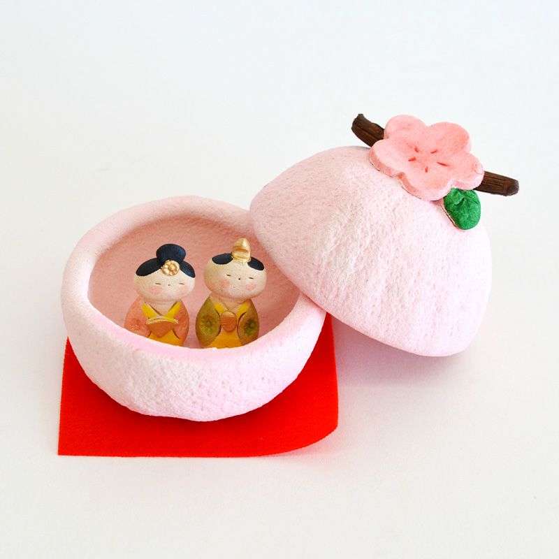 陶器でできた雛飾りです。