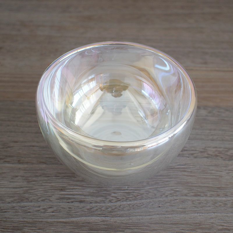 キラキラと宝石のように虹色に煌めくボウルです