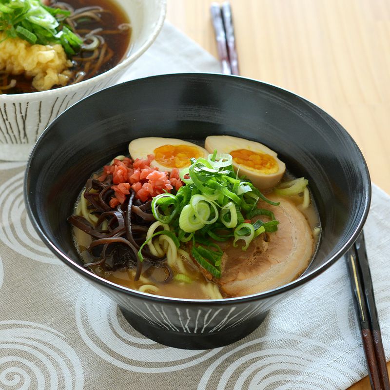 黒い丼ぶりは豚骨ラーメンや親子丼などがよく映えます。