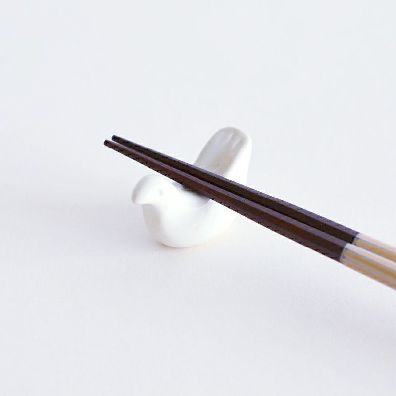 小鳥の背中にちょこんと箸が乗ります