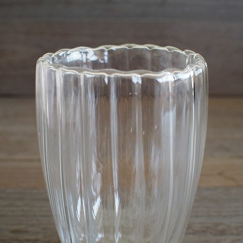 内側にモール状にデザインされた凹凸があります