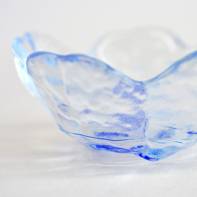 揺らぐ水面のような印象の表面