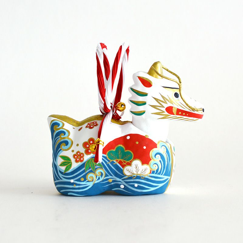 松竹梅、鶴亀の吉祥柄が描かれています。