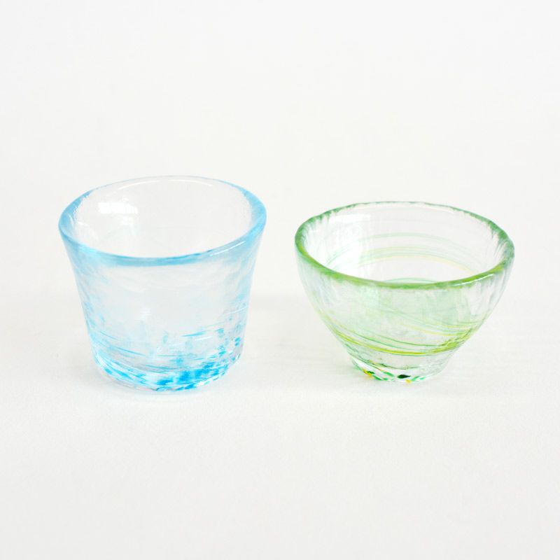 水色と緑が涼し気な印象のぐい呑みです