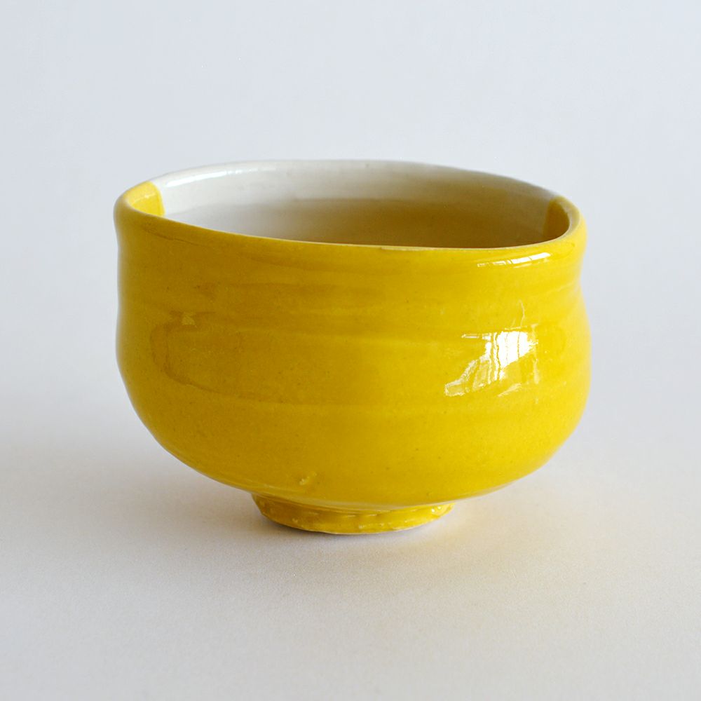 鮮やかな黄色が珍しい抹茶碗です