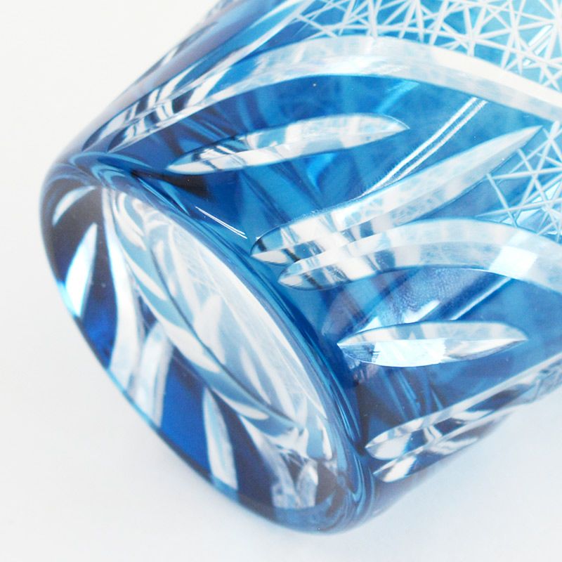 緻密な切子加工の煌めきをお楽しみください