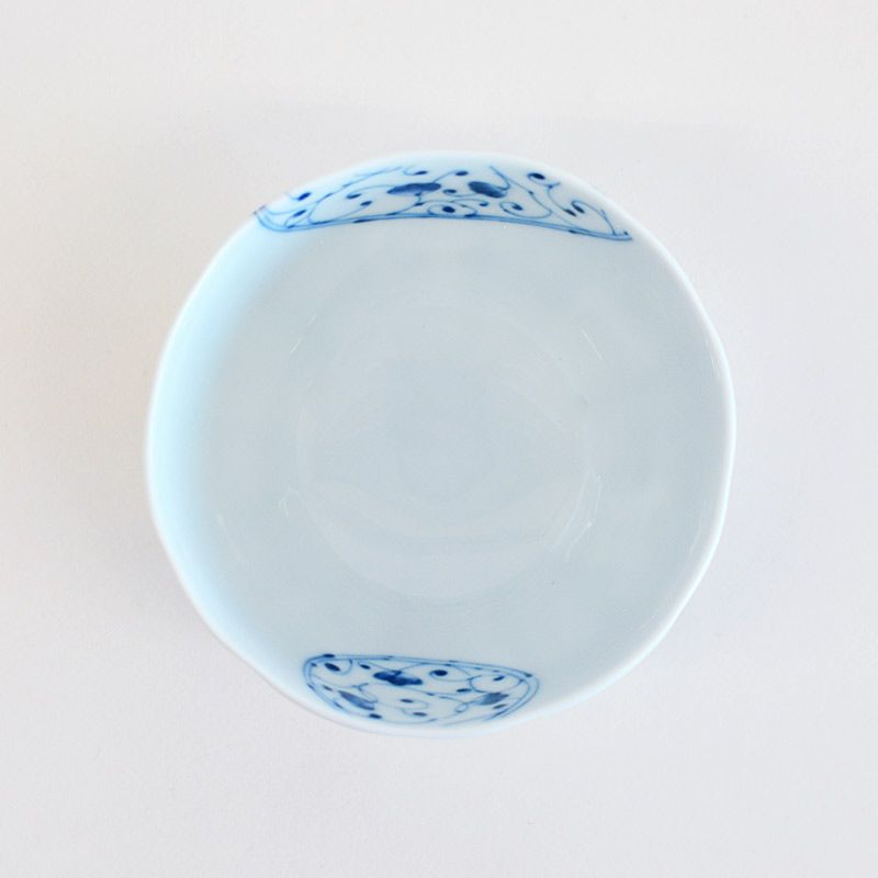 内側の対面にも大小の絵柄を配しています