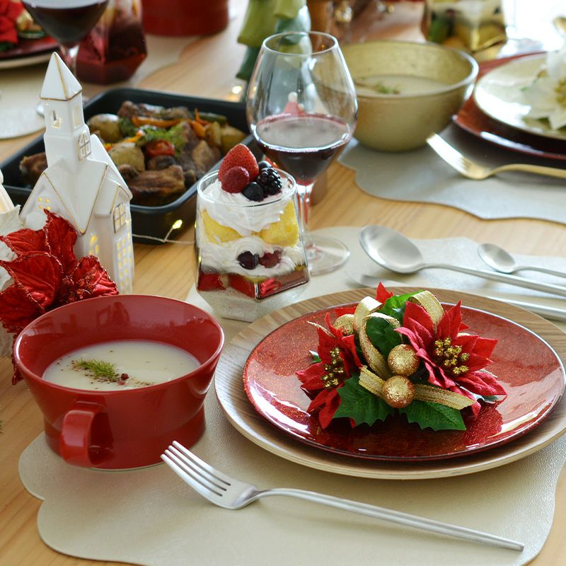お祝いの食卓からクリスマスやお正月まで、大活躍してくれるカラーです。