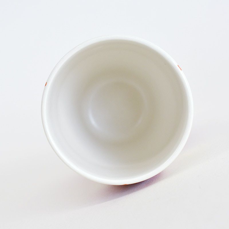 シンプルでモダンな形状の茶碗です