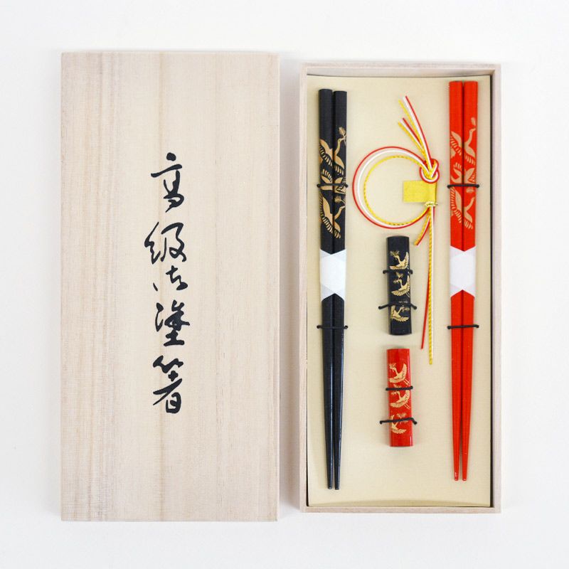 めでたい鶴の絵柄が描かれた箸と箸置です