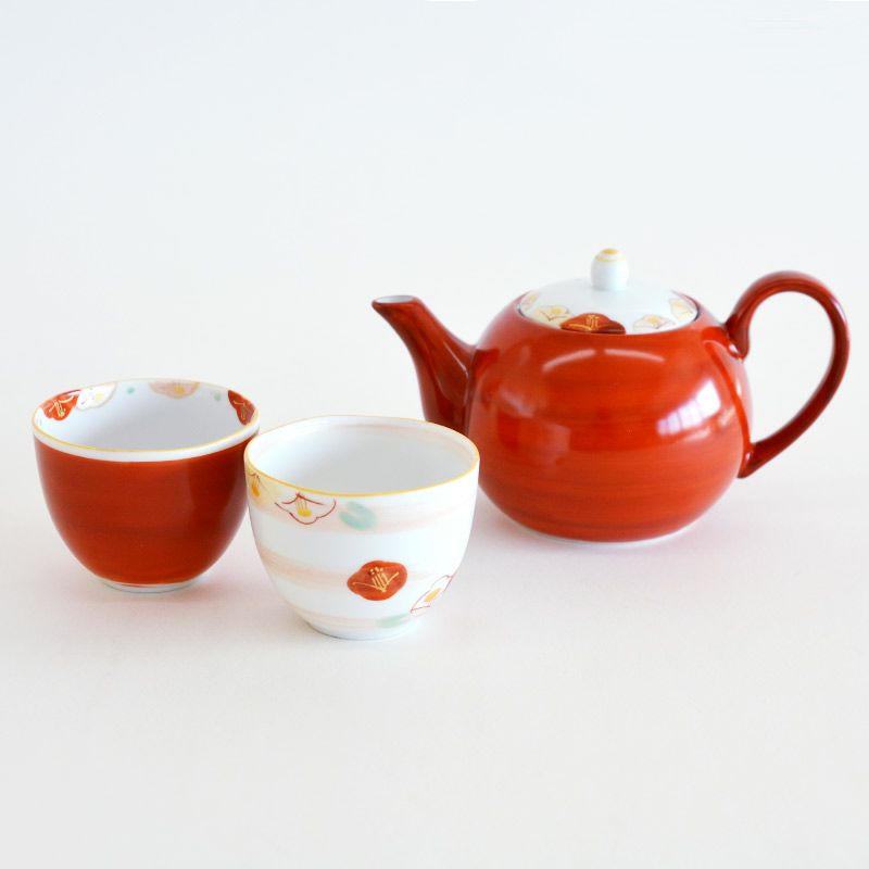 蔵珍窯を象徴する赤絵ノ具で描かれた椿絵柄の茶器セットです