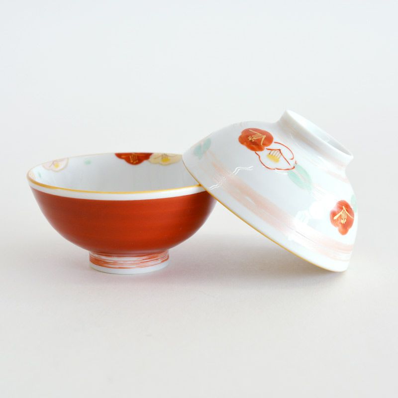 蔵珍窯を象徴する赤絵ノ具で描かれた椿絵柄の茶碗ペアです