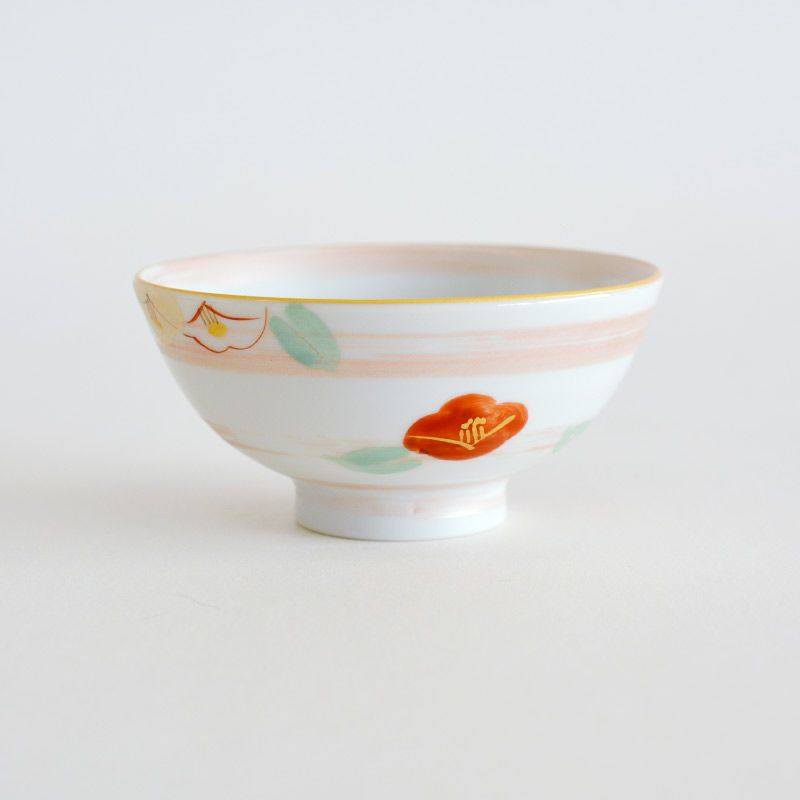 蔵珍窯を象徴する椿がやさしい印象の茶碗です