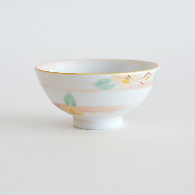 蔵珍窯を象徴する椿がやさしい印象の茶碗です