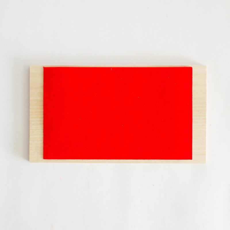 木製の板、毛氈、陶製の立て札がついています。