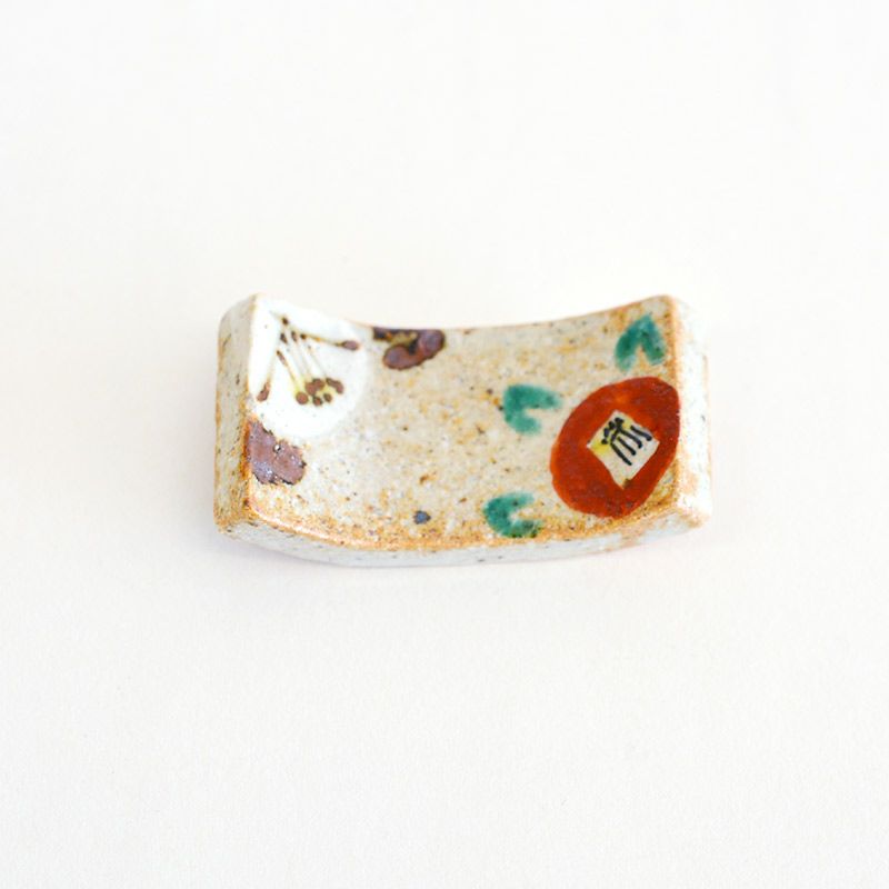 椿の絵柄が印象的な箸置きです