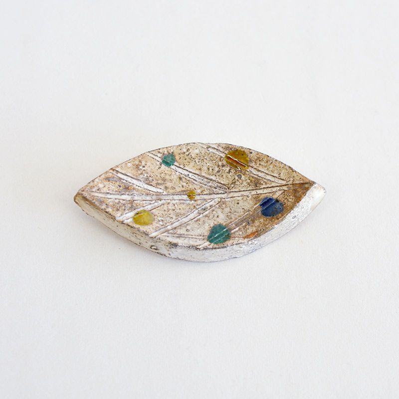 銀泥を焼き付ける技法でつくられた箸置きです