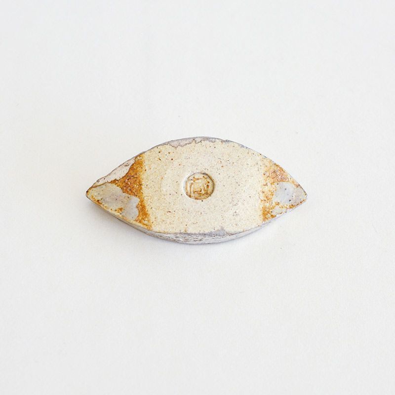 銀泥を焼き付ける技法でつくられた箸置きです