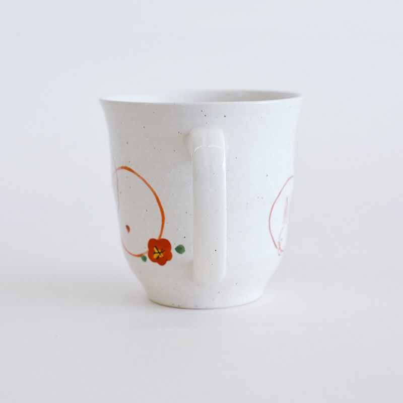 乳白の釉薬を生かしたデザインのマグカップです