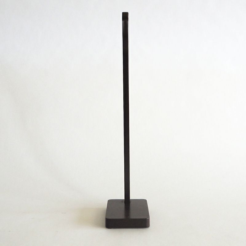 木製で軽く、ダークブラウンカラーでどんな飾りやお部屋にも馴染みやすいです。
