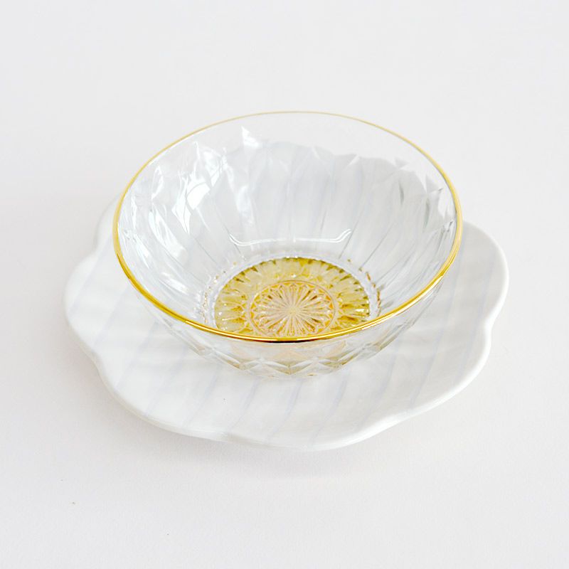 花を形どったお皿にガラスのボウルがおしゃれ感を演出します