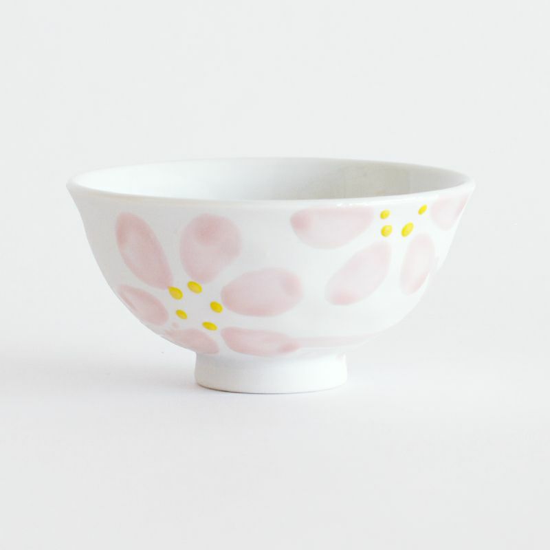 淡いピンクの花が煌めく爽やかな印象の茶碗