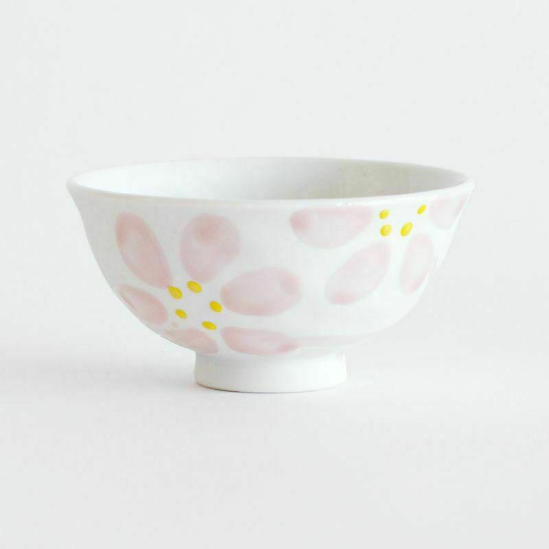 淡いピンクの花が煌めく爽やかな印象の茶碗です