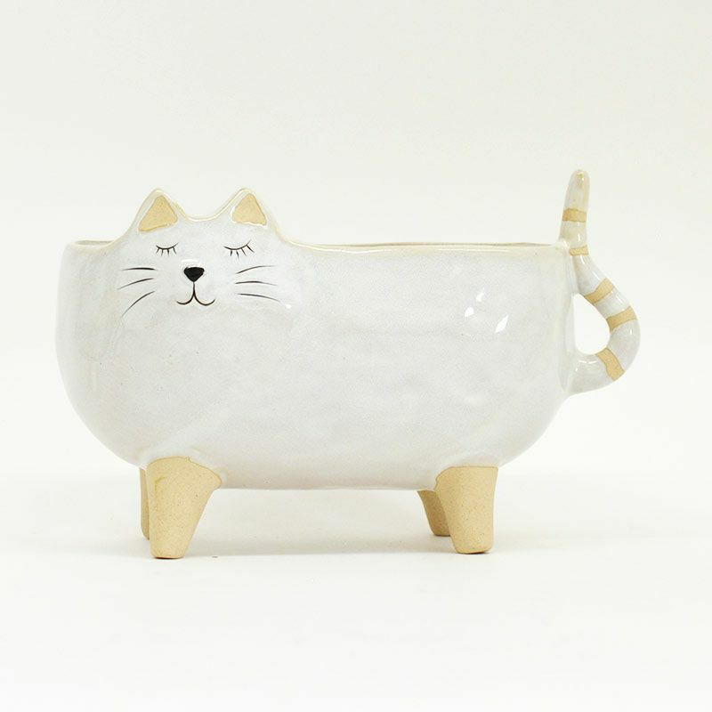 陶器でできたネコのプランターカバーです